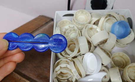 투명 페트병과 분리해야 하는 플라스틱 병뚜껑을 코인으로 하는 제로 웨이스트 자판기 사진